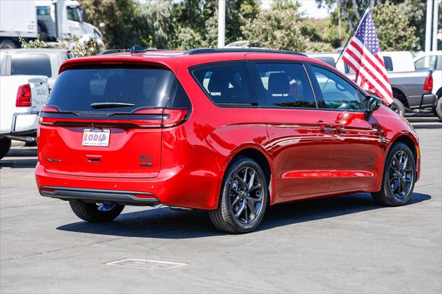 2027 Chrysler Pacifica Select