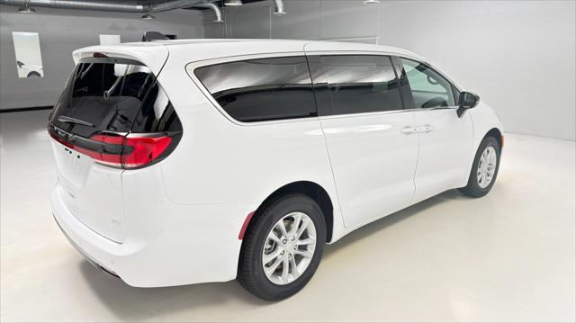 2027 Chrysler Pacifica Select AWD