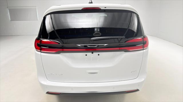 2027 Chrysler Pacifica Select AWD