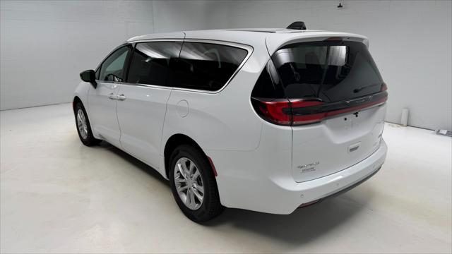2027 Chrysler Pacifica Select AWD