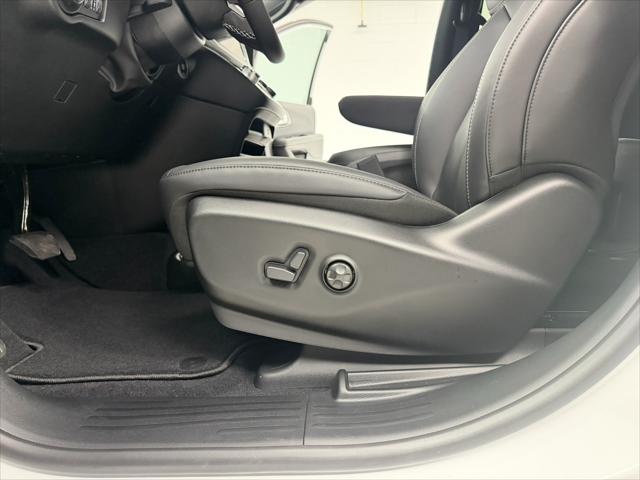 2027 Chrysler Pacifica Select AWD