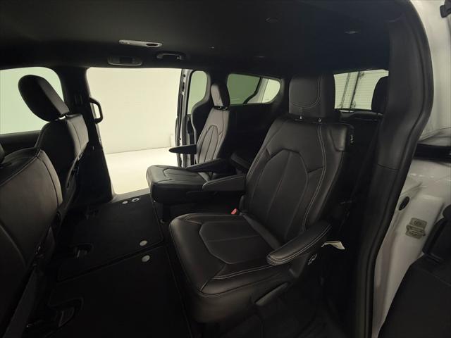 2027 Chrysler Pacifica Select AWD