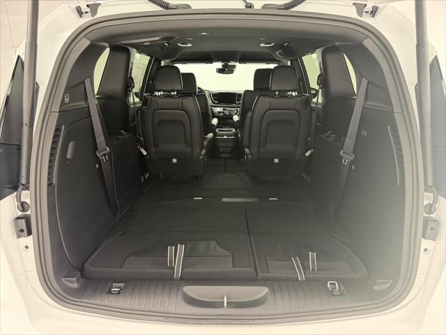2027 Chrysler Pacifica Select AWD