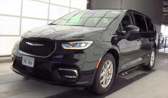 2023 Chrysler Pacifica Touring L for sale in Kansas City, KS