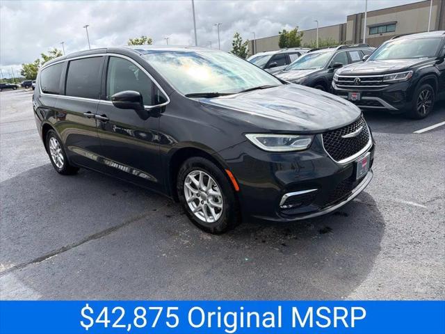 2023 Chrysler Pacifica Touring L for sale in Kansas City, KS