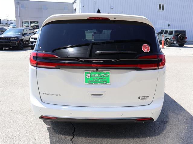 2027 Chrysler Pacifica Select