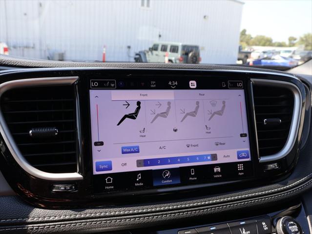 2027 Chrysler Pacifica Select