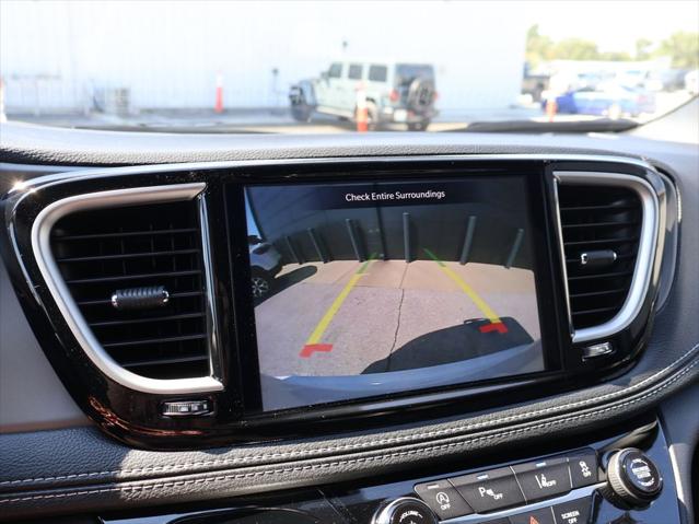 2027 Chrysler Pacifica Select