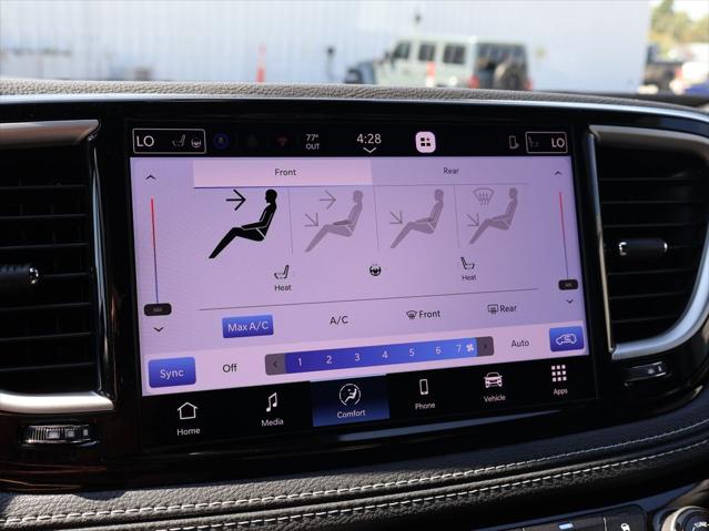 2027 Chrysler Pacifica Select