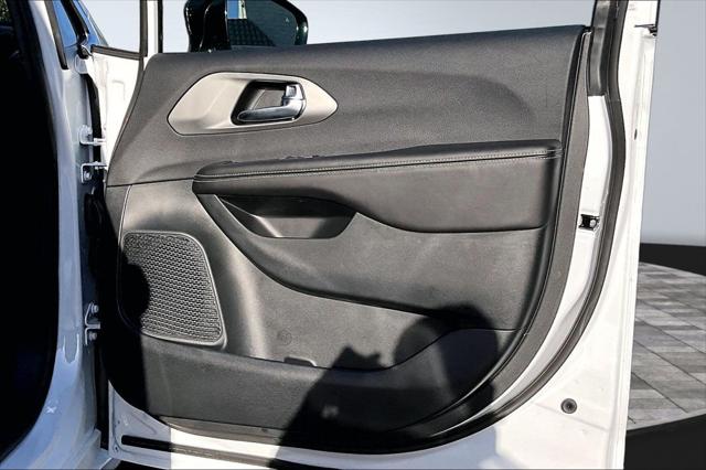 2027 Chrysler Pacifica Select