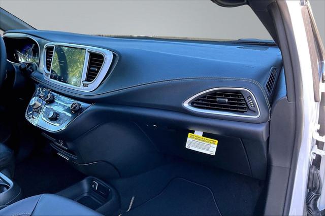 2027 Chrysler Pacifica Select