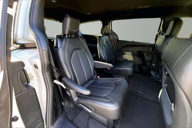 2027 Chrysler Pacifica Select