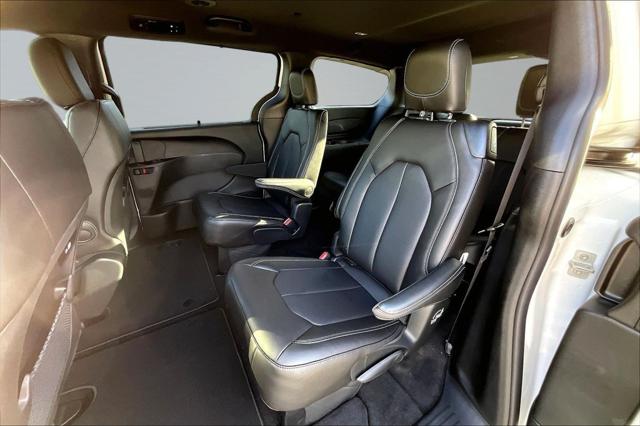 2027 Chrysler Pacifica Select