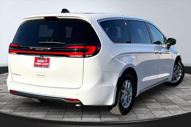 2027 Chrysler Pacifica Select