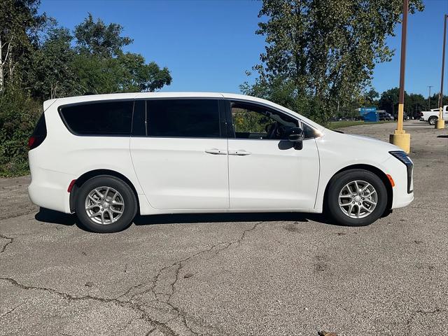 2027 Chrysler Pacifica Select