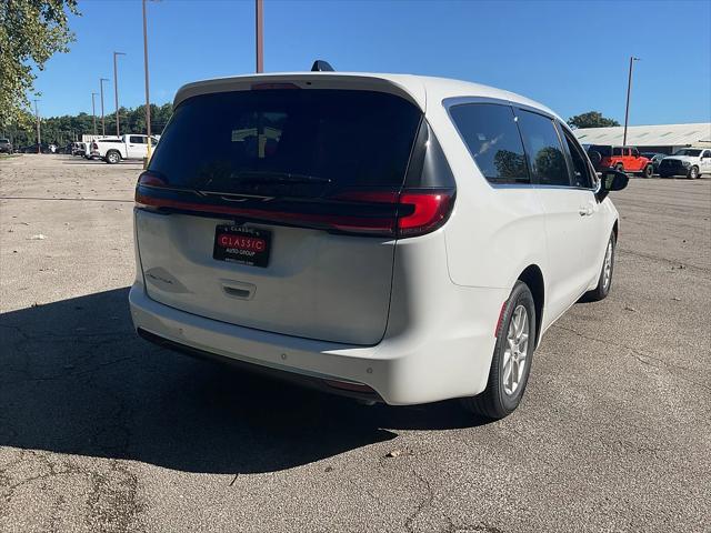 2027 Chrysler Pacifica Select