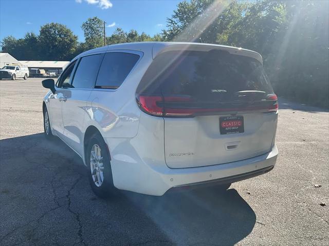 2027 Chrysler Pacifica Select