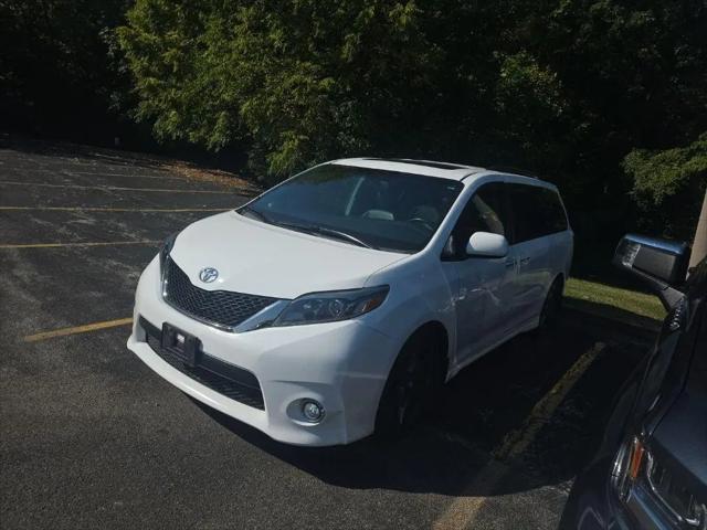 2017 Toyota Sienna SE Premium 8 Passenger for sale in Decatur, IL