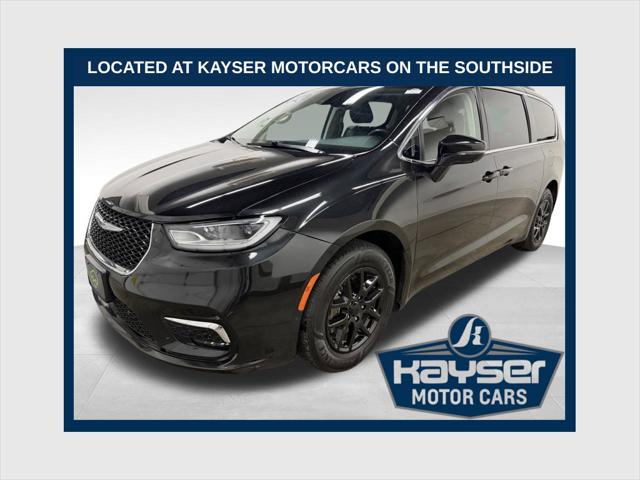 2022 Chrysler Pacifica Touring L for sale in anesville, WI