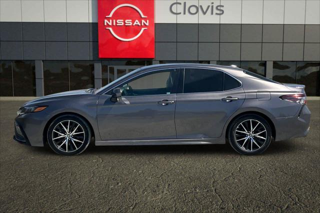 2022 Toyota Camry SE Hybrid