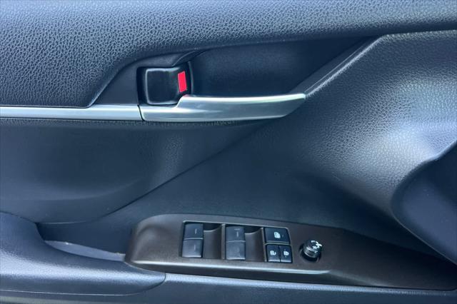2022 Toyota Camry SE Hybrid