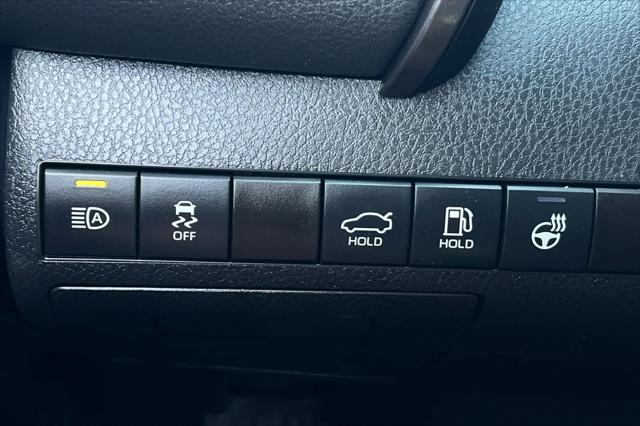 2022 Toyota Camry SE Hybrid