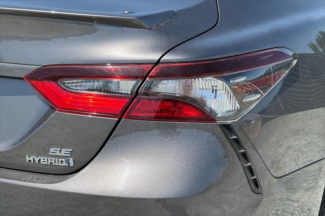 2022 Toyota Camry SE Hybrid