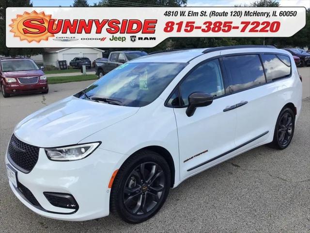 2023 Chrysler Pacifica Touring L for sale in McHenry, IL