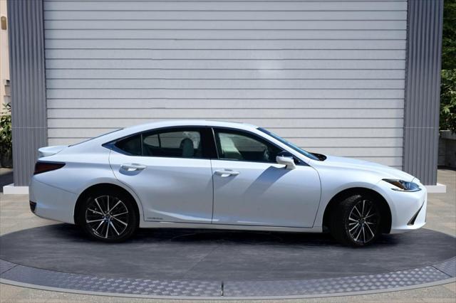 2022 Lexus ES 300h 300h