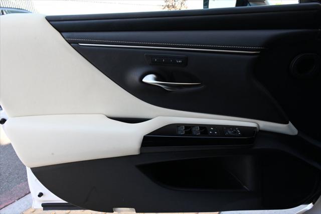 2022 Lexus ES 300h 300h