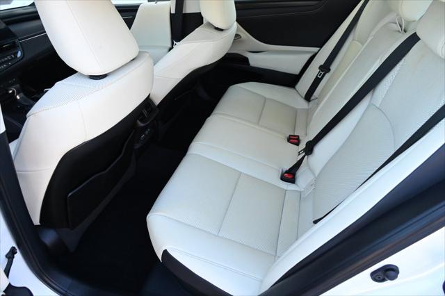 2022 Lexus ES 300h 300h