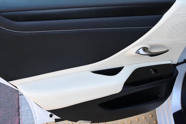 2022 Lexus ES 300h 300h