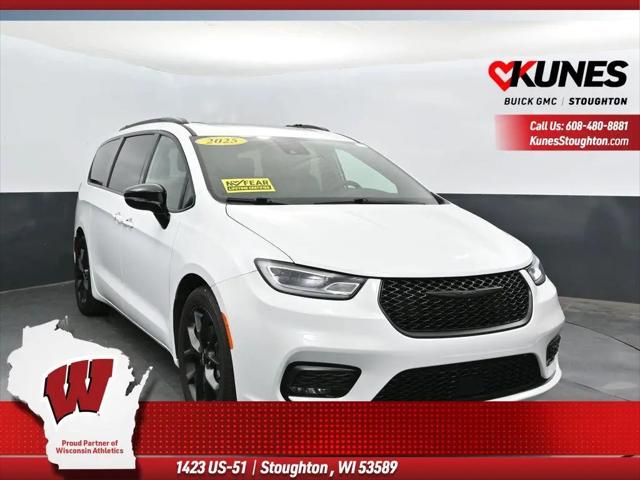 2025 Chrysler Pacifica Limited for sale in Stoughton, WI