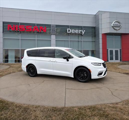 2024 Chrysler Pacifica Touring L for sale in Dubuque, IA