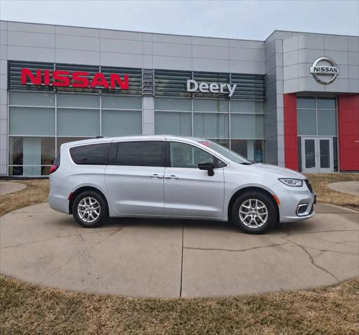 2024 Chrysler Pacifica Touring L for sale in Dubuque, IA