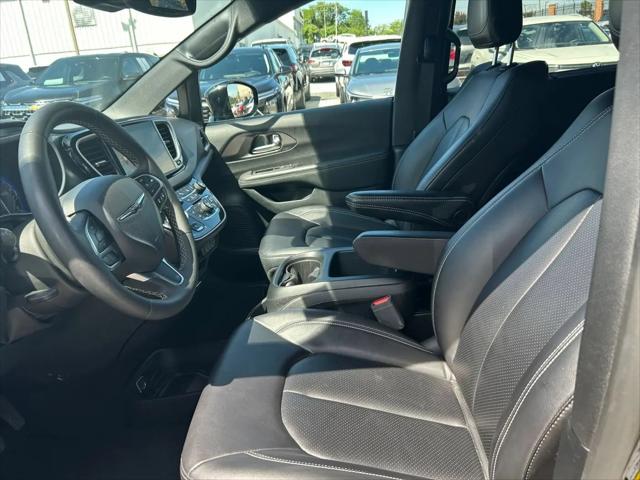 2025 Chrysler Pacifica Select