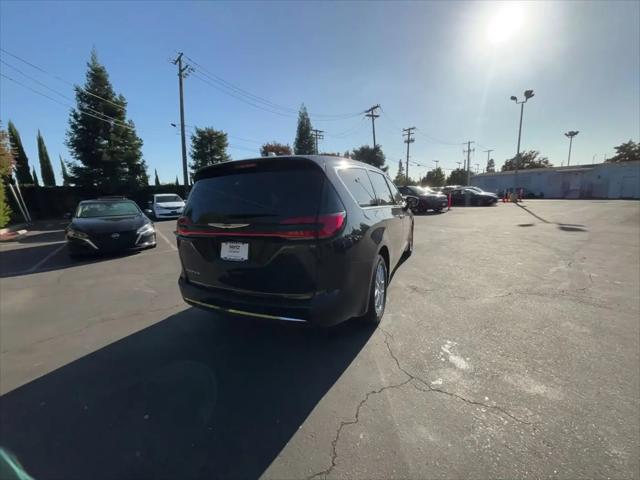 2025 Chrysler Pacifica Select