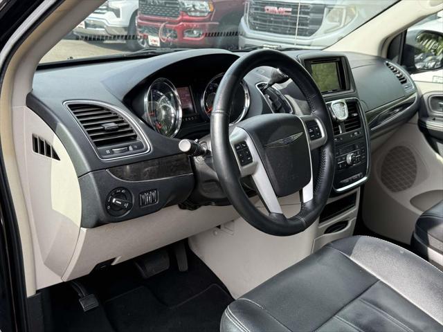 2016 Chrysler Town and Country Touring 2016 Chrysler Town and Country Touring