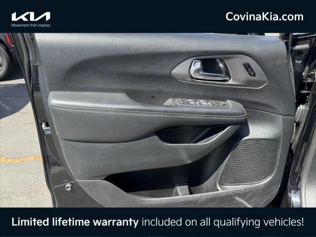 2025 Chrysler Pacifica Select