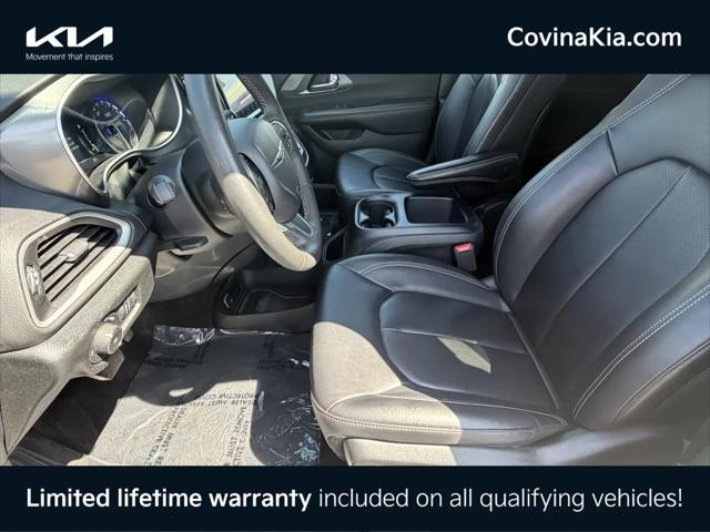 2025 Chrysler Pacifica Select