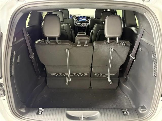 2027 Chrysler Pacifica Select