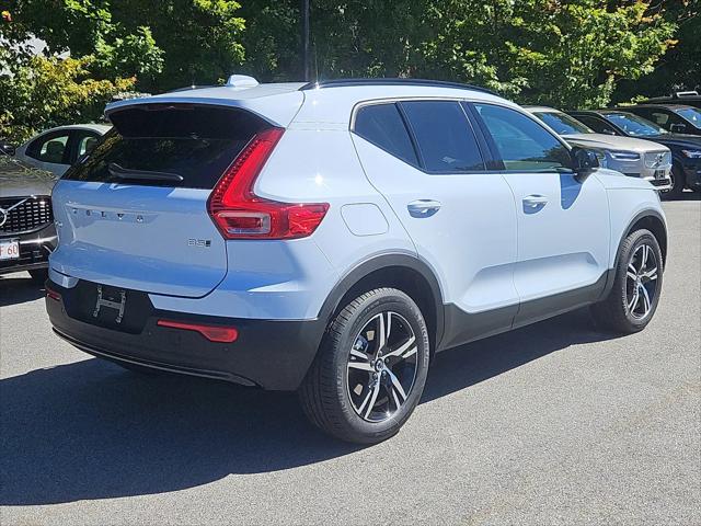 2026 Volvo XC40 Core, B5 AWD Gas mild hybrid, Dark