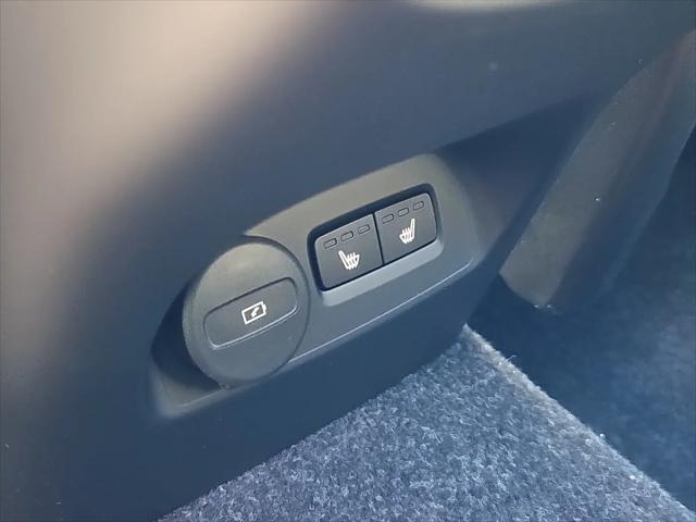 2026 Volvo XC40 Core, B5 AWD Gas mild hybrid, Dark