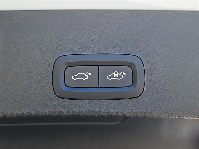 2026 Volvo XC40 Core, B5 AWD Gas mild hybrid, Dark