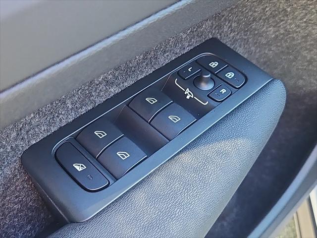 2026 Volvo XC40 Core, B5 AWD Gas mild hybrid, Dark