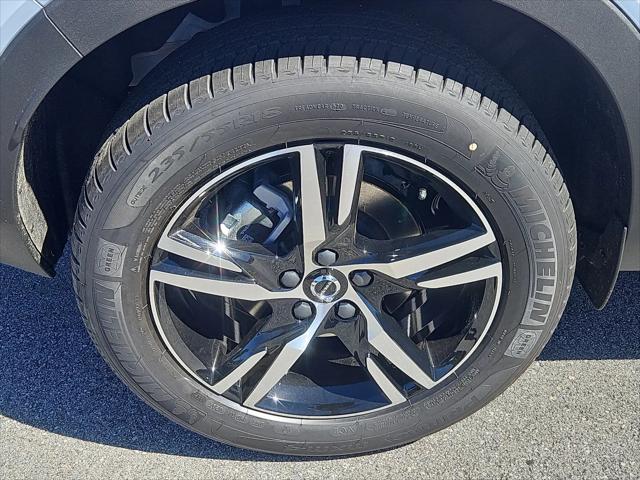 2026 Volvo XC40 Core, B5 AWD Gas mild hybrid, Dark