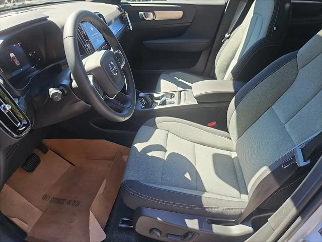 2026 Volvo XC40 Core, B5 AWD Gas mild hybrid, Dark