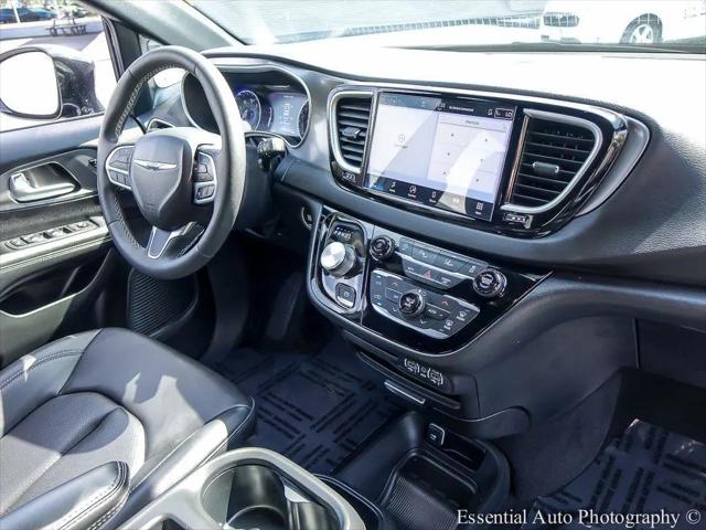 2025 Chrysler Pacifica Select
