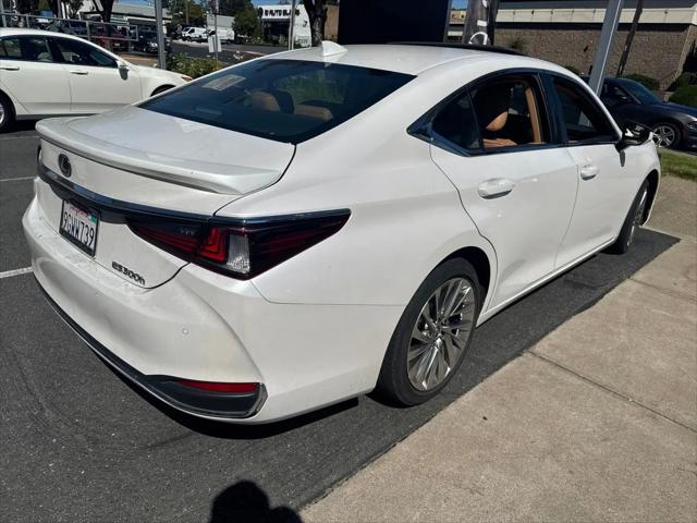 2023 Lexus ES 300h Luxury