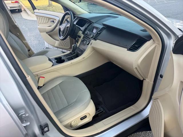 2017 Ford Taurus SE